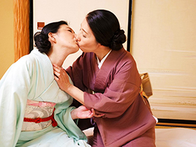 同性愛に耽る五十路おば様２０人 8時間2枚組　サンプル画像03